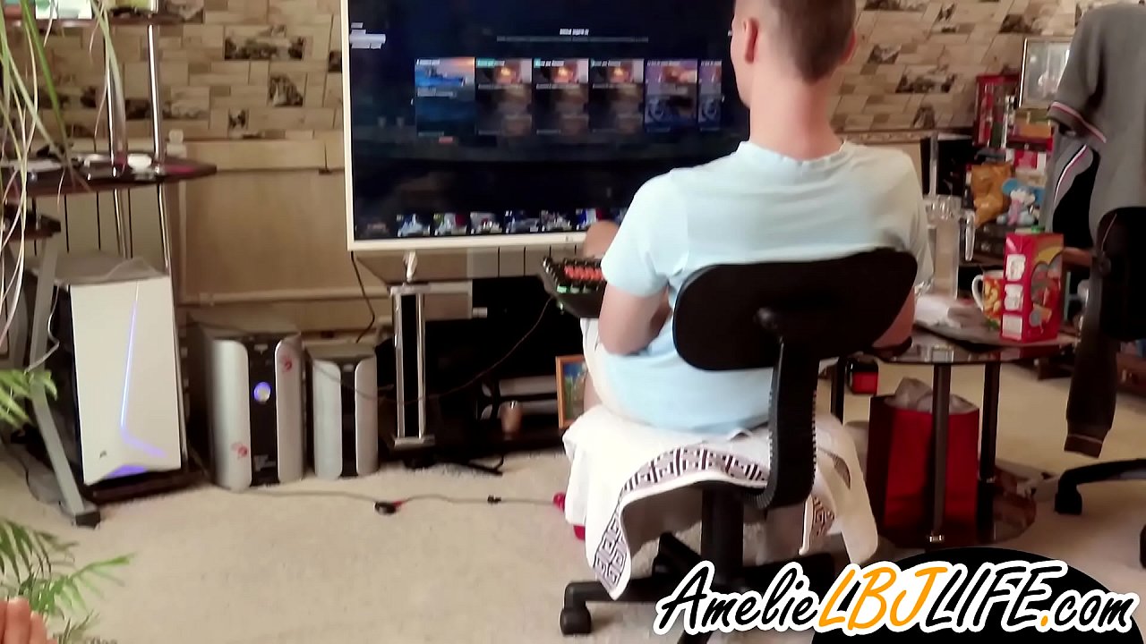 สาวช่วยตัวเองด้วยเซ็กส์ทอยให้แฟนเล่นเกมคอมพิวเตอร์