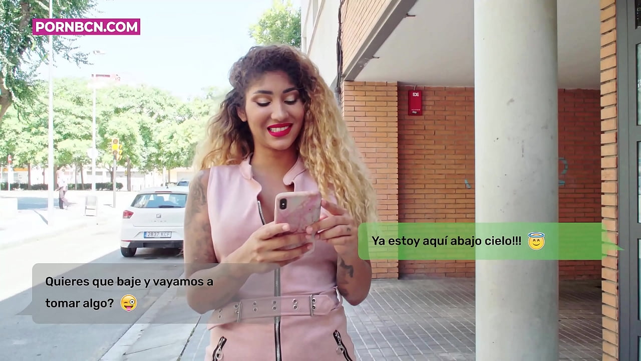 ภรรยานอกใจกำลังจะมีเพศสัมพันธ์กับคนรักสาวของเธออย่างหนักในขณะที่สามีของเธอทำงาน ลาติน่ากับหัวนมและก้นใหญ่ วีนัส อโฟรไดท์.